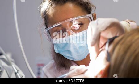 Frau Zahnarzt Empfang beim Kieferorthopäden Ersatz von Zahnspangen Stockfoto