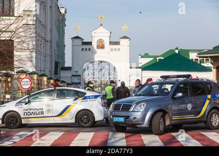 Kiew, Ukraine - 13. April 2020: Die Nationalgarde und die Patrouillenpolizei der Ukraine kontrollieren den Eingang zum Kiewer Pechersker Lavra während der Quarantäne aufgrund der Coronavirus-Epidemie Stockfoto