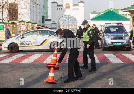 Kiew, Ukraine - 13. April 2020: Die Nationalgarde und die Patrouillenpolizei der Ukraine kontrollieren den Eingang zum Kiewer Pechersker Lavra während der Quarantäne aufgrund der Coronavirus-Epidemie Stockfoto