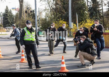 Kiew, Ukraine - 13. April 2020: Fotojournalist-Gruppe berichtet nationale Polizei während der Coronavirus-Epidemie Stockfoto