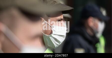 Kiew, Ukraine - 13. April 2020: Die Nationalgarde und die Patrouillenpolizei der Ukraine kontrollieren den Eingang zum Kiewer Pechersker Lavra während der Quarantäne aufgrund der Coronavirus-Epidemie Stockfoto