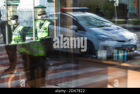 Kiew, Ukraine - 13. April 2020: Die Nationalgarde und die Patrouillenpolizei der Ukraine kontrollieren den Eingang zum Kiewer Pechersker Lavra während der Quarantäne aufgrund der Coronavirus-Epidemie Stockfoto