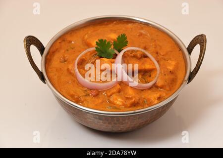 Paneer Butter Masala oder Cheese Cottage Curry, beliebtes indisches Mittag-/Abendessen in Kupfermessingschale Stockfoto