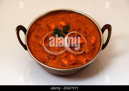 Paneer Butter Masala oder Cheese Cottage Curry, beliebtes indisches Mittag-/Abendessen in Kupfermessingschale Stockfoto