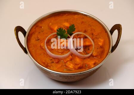 Paneer Butter Masala oder Cheese Cottage Curry, beliebtes indisches Mittag-/Abendessen in Kupfermessingschale Stockfoto