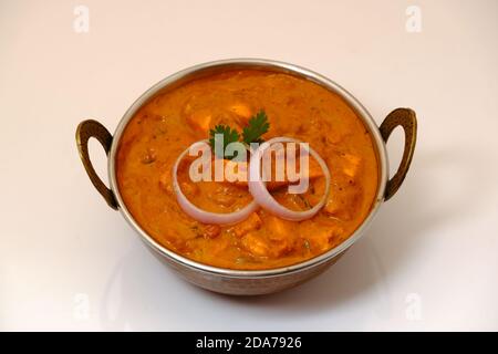 Paneer Butter Masala oder Cheese Cottage Curry, beliebtes indisches Mittag-/Abendessen in Kupfermessingschale Stockfoto