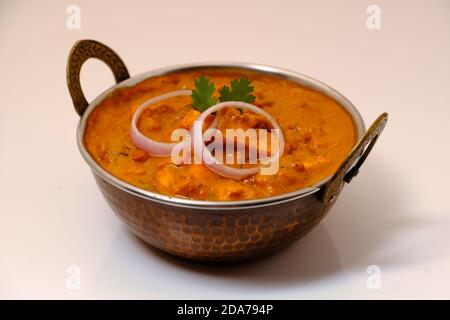 Paneer Butter Masala oder Cheese Cottage Curry, beliebtes indisches Mittag-/Abendessen in Kupfermessingschale Stockfoto