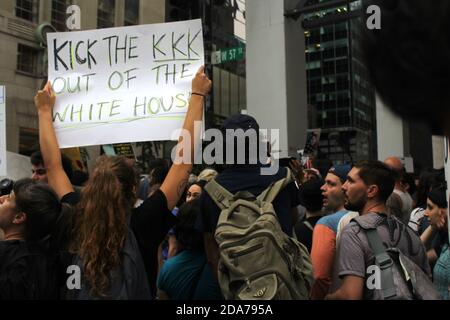 Menschen, die ihre Gefühle über Donald Trump ausdrücken, New York, USA Stockfoto