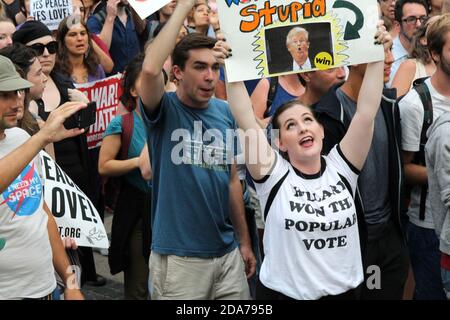 Menschen, die ihre Gefühle über Donald Trump ausdrücken, New York, USA Stockfoto