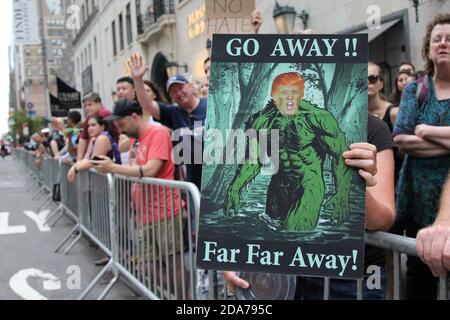 Menschen, die ihre Gefühle über Donald Trump ausdrücken, New York, USA Stockfoto