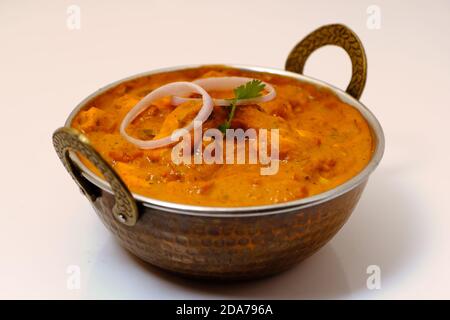 Paneer Butter Masala oder Cheese Cottage Curry, beliebtes indisches Mittag-/Abendessen in Kupfermessingschale Stockfoto