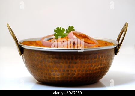 Paneer Butter Masala oder Cheese Cottage Curry, beliebtes indisches Mittag-/Abendessen in Kupfermessingschale Stockfoto