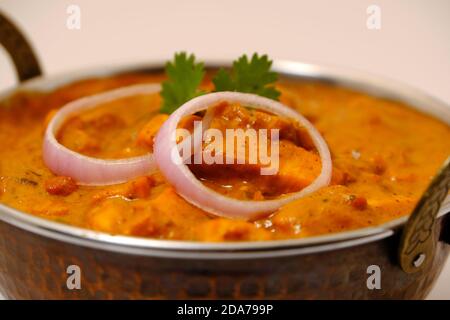 Paneer Butter Masala oder Cheese Cottage Curry, beliebtes indisches Mittag-/Abendessen in Kupfermessingschale Stockfoto