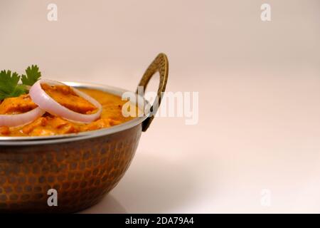 Paneer Butter Masala oder Cheese Cottage Curry, beliebtes indisches Mittag-/Abendessen in Kupfermessingschale Stockfoto