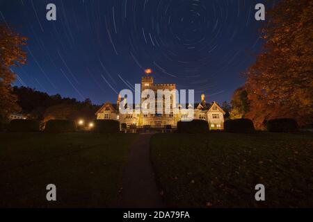 Sterne rotieren um Polaris der Nordstern über Hatley Castle-Colwood, British Columbia, Kanada. Stockfoto