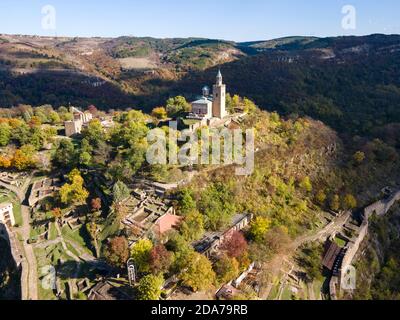 Luftaufnahme der Ruinen der Hauptstadt des Zweiten Bulgarischen Reiches mittelalterliche Festung Tsarevets, Veliko Tarnovo, Bulgarien Stockfoto