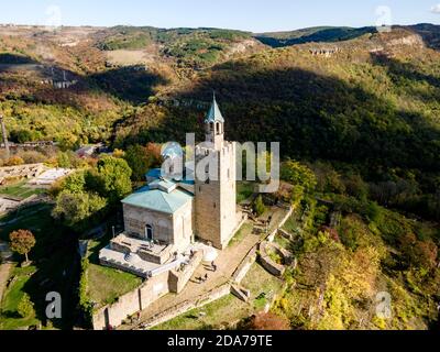 Luftaufnahme der Ruinen der Hauptstadt des Zweiten Bulgarischen Reiches mittelalterliche Festung Tsarevets, Veliko Tarnovo, Bulgarien Stockfoto