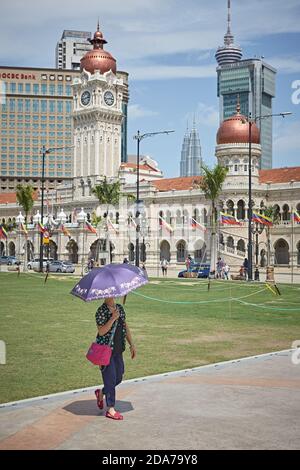 Kuala Lumpur, Malaysia, Februar 2016. Menschen, die auf dem Merdeka Platz spazieren. Stockfoto