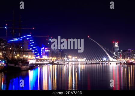 Eine Frontalansicht der Samuel Beckett Bridge in Dublin Stockfoto