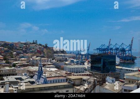 VALPARAISO, CHILE - Januar 2020: Vielfalt der Schiffe und rühmen sich im geschäftigen Hafen Stockfoto