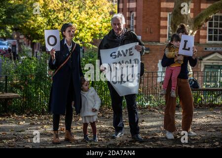 Lokale Leute, darunter Dan Cruickshank im historischen Arnold Circus, protestieren, um das Wahrzeichen vor Entwicklern zu retten, die die Bürgersteige modernisieren, London Stockfoto