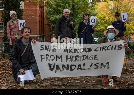 Lokale Leute, darunter Dan Cruickshank im historischen Arnold Circus, protestieren, um das Wahrzeichen vor Entwicklern zu retten, die die Bürgersteige modernisieren, London Stockfoto