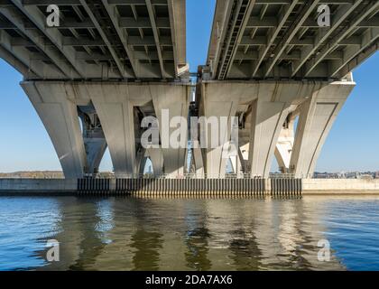 Unter der Woodrow Wilson Bridge, die den Potomac River überspannt und Alexandria, Virginia, mit dem Bundesstaat Maryland verbindet. Stockfoto