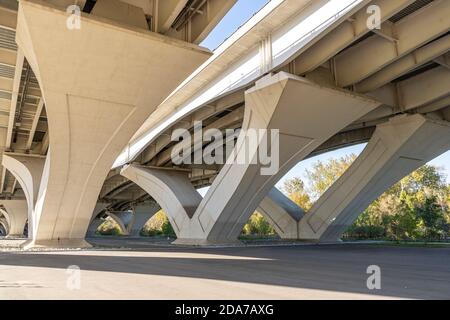 Unter der Woodrow Wilson Bridge, die den Potomac River überspannt und Alexandria, Virginia, mit dem Bundesstaat Maryland verbindet. Stockfoto