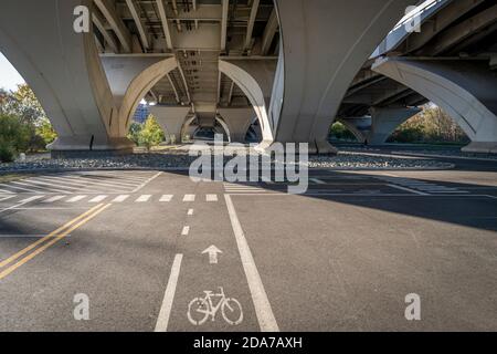 Die Blacktop Spielplätze und Radwege unter der Woodrow Wilson Bridge in Alexandria Virginia, im Jones Point Park. Stockfoto