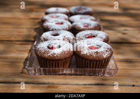 Hausgemachte Cupcake-Desserts auf dem Tisch im Freien. Weitwinkelansicht. Stockfoto