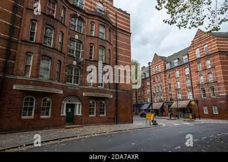 Lokale Leute, darunter Dan Cruickshank im historischen Arnold Circus, protestieren, um das Wahrzeichen vor Entwicklern zu retten, die die Bürgersteige modernisieren, London Stockfoto