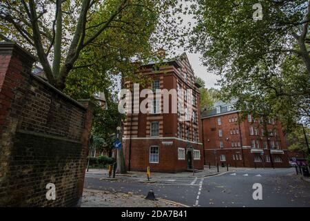 Lokale Leute, darunter Dan Cruickshank im historischen Arnold Circus, protestieren, um das Wahrzeichen vor Entwicklern zu retten, die die Bürgersteige modernisieren, London Stockfoto