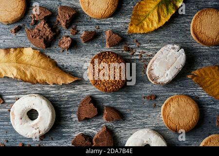 Blick von einigen Mantecados, Polvorones und Roscos de vino, eine typische weihnachtskonfektion in spanien, auf einem rustikalen grauen Holztisch Stockfoto