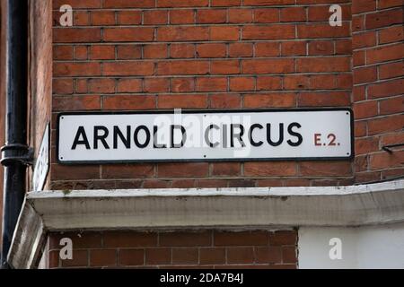 Lokale Leute, darunter Dan Cruickshank im historischen Arnold Circus, protestieren, um das Wahrzeichen vor Entwicklern zu retten, die die Bürgersteige modernisieren, London Stockfoto