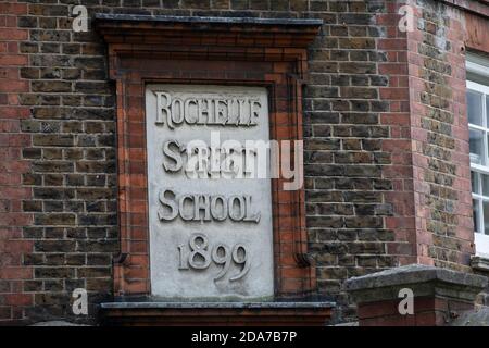 Lokale Leute, darunter Dan Cruickshank im historischen Arnold Circus, protestieren, um das Wahrzeichen vor Entwicklern zu retten, die die Bürgersteige modernisieren, London Stockfoto