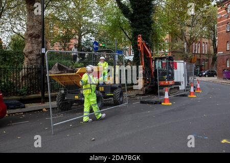 Lokale Leute, darunter Dan Cruickshank im historischen Arnold Circus, protestieren, um das Wahrzeichen vor Entwicklern zu retten, die die Bürgersteige modernisieren, London Stockfoto