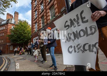 Lokale Leute, darunter Dan Cruickshank im historischen Arnold Circus, protestieren, um das Wahrzeichen vor Entwicklern zu retten, die die Bürgersteige modernisieren, London Stockfoto