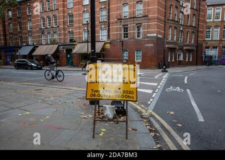 Lokale Leute, darunter Dan Cruickshank im historischen Arnold Circus, protestieren, um das Wahrzeichen vor Entwicklern zu retten, die die Bürgersteige modernisieren, London Stockfoto