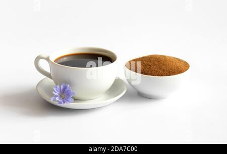 Gesundes Chicorée Getränk, Pulver und blaue Blume isoliert auf weißem Hintergrund. Cichorium intybus. Entkoffeinierter Kaffee. Stockfoto