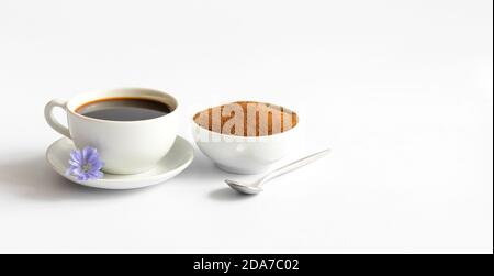 Chicorée Kaffee und gemahlenen Chicorée Wurzel isoliert auf einem weißen Hintergrund. Gesundes Kräutergetränk. Speicherplatz kopieren. Seitenansicht. Stockfoto