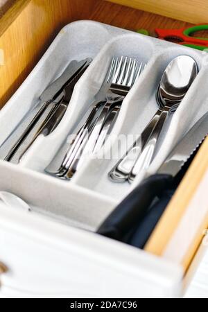 Küchenschublade mit Besteck Nahaufnahme Stockfoto