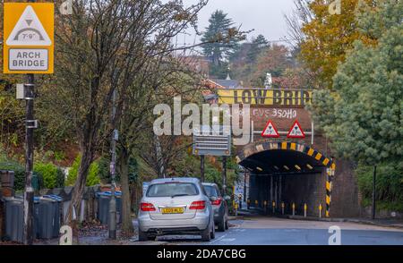 Lower Downs Road, Wimbledon, London, Großbritannien. 10. November 2020. Ein Network Rail Bericht zeigt diese Wimbledon Eisenbahnbrücke als eine der „am meisten gehetzten“ in London, kommt in der 2. Und schlug 11 mal in 2019-20. Es ist auch 10. Gleich am meisten in Großbritannien Bashed. Über dieser schmalen Bogenbrücke befinden sich vier Gleise, zwei für Pendlerzüge und zwei für Expresszüge von und nach London Waterloo im Südwesten Englands. Quelle: Malcolm Park/Alamy Live News. Stockfoto