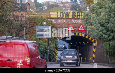 Lower Downs Road, Wimbledon, London, Großbritannien. 10. November 2020. Ein Network Rail Bericht zeigt diese Wimbledon Eisenbahnbrücke als eine der „am meisten gehetzten“ in London, kommt in der 2. Und schlug 11 mal in 2019-20. Es ist auch 10. Gleich am meisten in Großbritannien Bashed. Über dieser schmalen Bogenbrücke befinden sich vier Gleise, zwei für Pendlerzüge und zwei für Expresszüge von und nach London Waterloo im Südwesten Englands. Quelle: Malcolm Park/Alamy Live News. Stockfoto