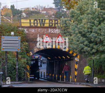 Lower Downs Road, Wimbledon, London, Großbritannien. 10. November 2020. Ein Network Rail Bericht zeigt diese Wimbledon Eisenbahnbrücke als eine der „am meisten gehetzten“ in London, kommt in der 2. Und schlug 11 mal in 2019-20. Es ist auch 10. Gleich am meisten in Großbritannien Bashed. Über dieser schmalen Bogenbrücke befinden sich vier Gleise, zwei für Pendlerzüge und zwei für Expresszüge von und nach London Waterloo im Südwesten Englands. Quelle: Malcolm Park/Alamy Live News. Stockfoto