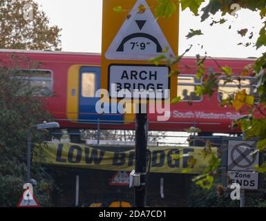 Lower Downs Road, Wimbledon, London, Großbritannien. 10. November 2020. Ein Network Rail Bericht zeigt diese Wimbledon Eisenbahnbrücke als eine der „am meisten gehetzten“ in London, kommt in der 2. Und schlug 11 mal in 2019-20. Es ist auch 10. Gleich am meisten in Großbritannien Bashed. Über dieser schmalen Bogenbrücke befinden sich vier Gleise, zwei für Pendlerzüge und zwei für Expresszüge von und nach London Waterloo im Südwesten Englands. Quelle: Malcolm Park/Alamy Live News. Stockfoto