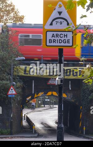 Lower Downs Road, Wimbledon, London, Großbritannien. 10. November 2020. Ein Network Rail Bericht zeigt diese Wimbledon Eisenbahnbrücke als eine der „am meisten gehetzten“ in London, kommt in der 2. Und schlug 11 mal in 2019-20. Es ist auch 10. Gleich am meisten in Großbritannien Bashed. Über dieser schmalen Bogenbrücke befinden sich vier Gleise, zwei für Pendlerzüge und zwei für Expresszüge von und nach London Waterloo im Südwesten Englands. Quelle: Malcolm Park/Alamy Live News. Stockfoto