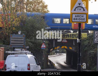 Lower Downs Road, Wimbledon, London, Großbritannien. 10. November 2020. Ein Network Rail Bericht zeigt diese Wimbledon Eisenbahnbrücke als eine der „am meisten gehetzten“ in London, kommt in der 2. Und schlug 11 mal in 2019-20. Es ist auch 10. Gleich am meisten in Großbritannien Bashed. Über dieser schmalen Bogenbrücke befinden sich vier Gleise, zwei für Pendlerzüge und zwei für Expresszüge von und nach London Waterloo im Südwesten Englands. Quelle: Malcolm Park/Alamy Live News. Stockfoto