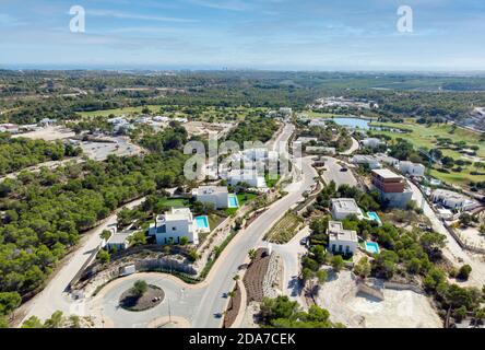 Luftpanorama Las Colinas Golfplatz Moderne Luxusvillen und umliegende Landschaft. Costa Blanca, Alicante, Spanien Stockfoto