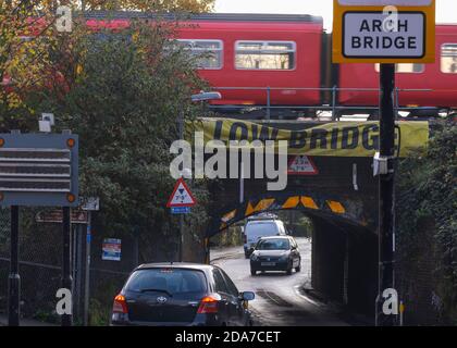 Lower Downs Road, Wimbledon, London, Großbritannien. 10. November 2020. Ein Network Rail Bericht zeigt diese Wimbledon Eisenbahnbrücke als eine der „am meisten gehetzten“ in London, kommt in der 2. Und schlug 11 mal in 2019-20. Es ist auch 10. Gleich am meisten in Großbritannien Bashed. Über dieser schmalen Bogenbrücke befinden sich vier Gleise, zwei für Pendlerzüge und zwei für Expresszüge von und nach London Waterloo im Südwesten Englands. Quelle: Malcolm Park/Alamy Live News. Stockfoto