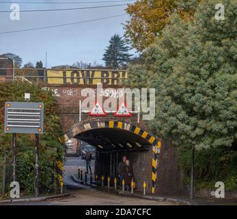 Lower Downs Road, Wimbledon, London, Großbritannien. 10. November 2020. Ein Network Rail Bericht zeigt diese Wimbledon Eisenbahnbrücke als eine der „am meisten gehetzten“ in London, kommt in der 2. Und schlug 11 mal in 2019-20. Es ist auch 10. Gleich am meisten in Großbritannien Bashed. Über dieser schmalen Bogenbrücke befinden sich vier Gleise, zwei für Pendlerzüge und zwei für Expresszüge von und nach London Waterloo im Südwesten Englands. Quelle: Malcolm Park/Alamy Live News. Stockfoto